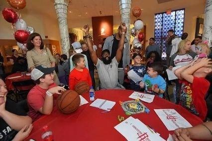 还在找一款能组建自己球队的足球游戏？实战十一人游戏》带你圆梦！