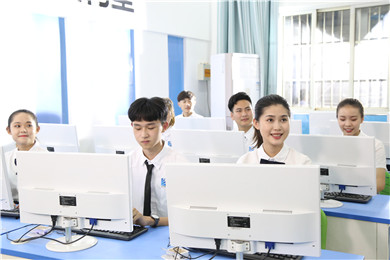 选择石家庄新华电脑学校，开启科技梦想与职业成功的专业之路